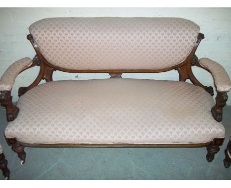 AN EDWARDIAN SOFA WITH CARVED DETAIL.