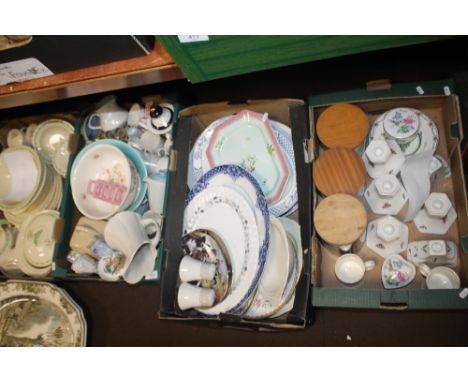 A TRAY OF CERAMICS TO INCLUDE POOLE POTTERY, DUCAL, CARLTONWARE ETC., A TWENTY THREE PIECE NEWHALL DINNER SERVICE - A FEW PIE