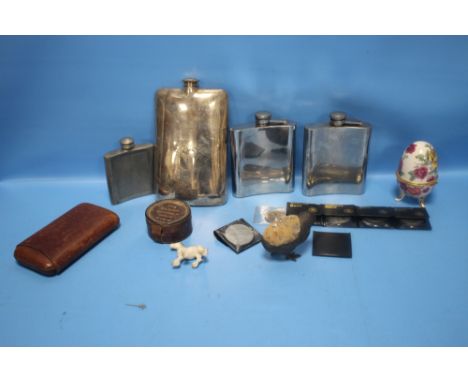 A TIN OF COLLECTABLES TO INCLUDE A HIP FLASK, CIGAR CASE ETC.