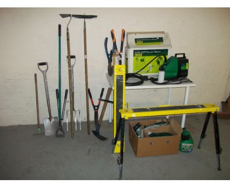 A SELECTION OF GARDEN TOOLS TO INCLUDE FOLDING STEEL TRESTLES