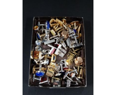 COLLECTION OF GENTS VINTAGE CUFF LINKS 