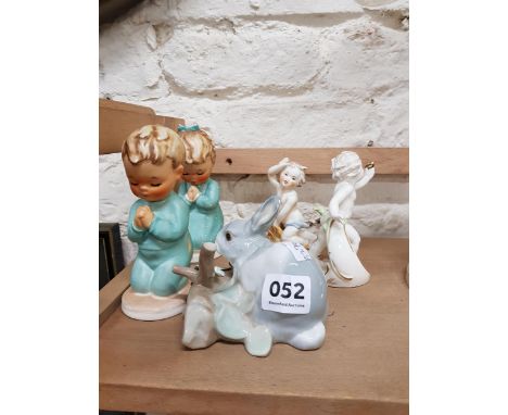 1 LLADRO AND 4 GOEBEL FIGURES 