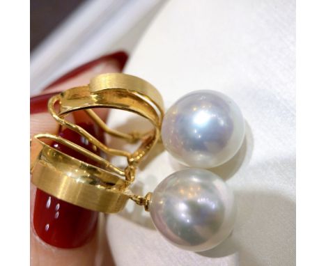 Sterling silver white pearl earrings with two cold and warm aurora with a sharp luster, comparable to Australian white pearls