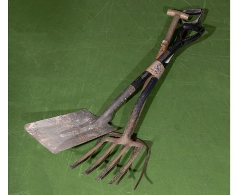  bundle of garden tools, spade and forks