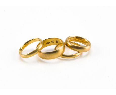 Four vintage 22ct gold wedding bands, varying thickness ladies rings, all hallmarked, 20g (4) 
