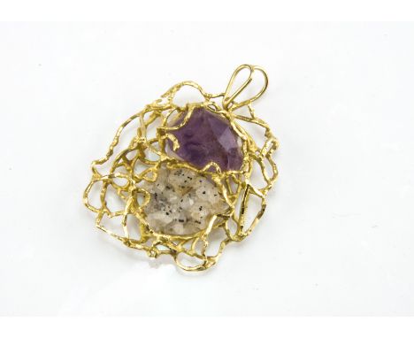 A retro 14ct gold pendant, the abstract wire work mount set with a piece of amethyst and quartz, 29.2g and 5.5cm, with bale 