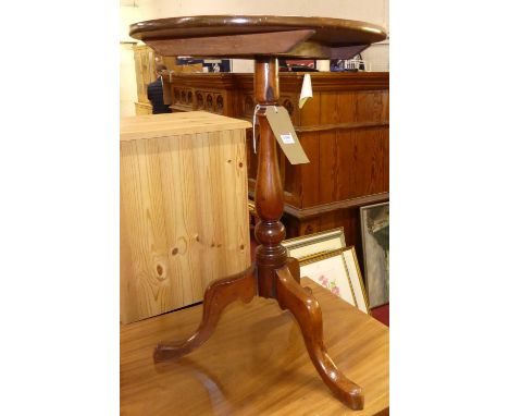 A Regency mahogany oval tilt-top pedestal tripod occasional table, on hipped supports, w.55.5cm 