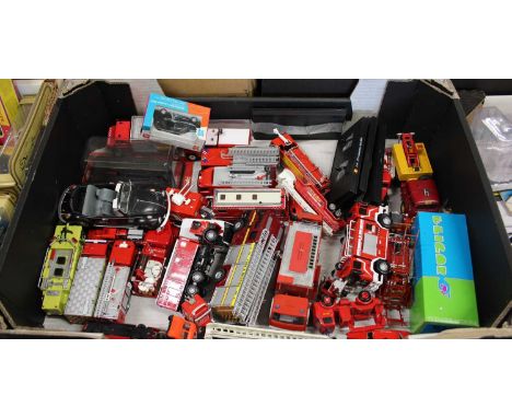 Two trays of loose and playworn modern issue diecast models to include Lonestar Merryweather Fire Engine, Del Prado 2001 Yani