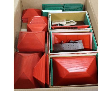 One tray of mainly 1950s Bayko building blocks and construction sets