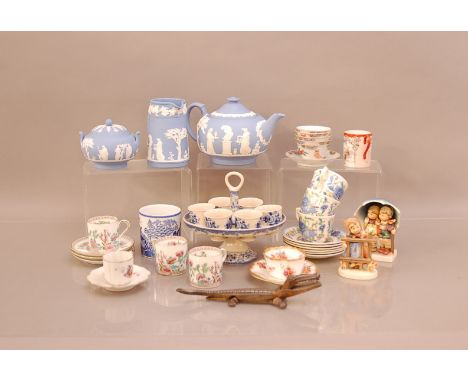 A collection of assorted ceramics, including 20th century Wedgwood Jasperware items (3), export Chinese cups and saucers, 19t