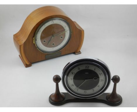 An early 20th century Smiths walnut mantel clock, with white chapter ring with Arabic numerals, chiming gong, together with a