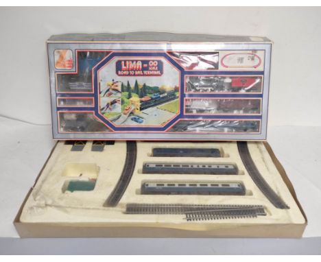 Two vintage 00 gauge model train sets. To include an Airfix Railway Systems Intercity 31401 set (lacking top cover), &amp; a 