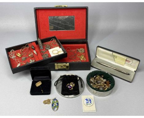 JEWELLERY BOX & CONTENTS including silver ingot pendant and chain, cabochon stone ring, circular silver locket and chain, var