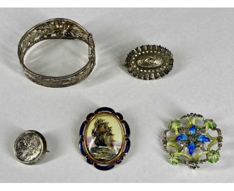 ASSORTED JEWELLERY including vintage Thomas Lee Mott oval brooch with enamel border and sailing vessel to centre, white metal