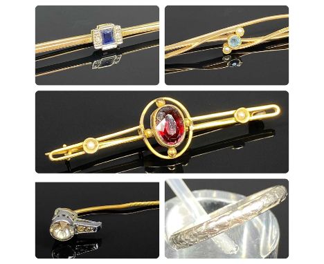 ASSORTED JEWELLERY including 9ct gold brooch set with central garnet and seed pearls, 2.2gms, 9ct gold aquamarine and seed pe