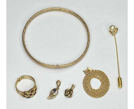 ASSORTED GOLD/YELLOW METAL JEWELLERY including garnet set triple band ring, torque bangle, fine link necklace, stick pin set 