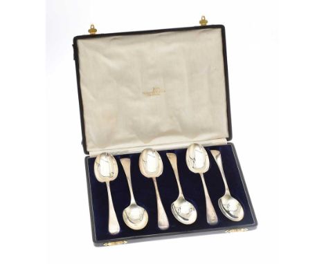 CASED SET OF SIX SILVER SERVING SPOONS.SHEFFIELD 1920.MAKER WALKER AND HALL.APPROXIMATELY 12 TROY OUNCES. IN GOOD CONDITION.