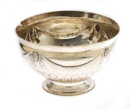 EMBOSSED SILVER ROSE BOWL ON A CIRCULAR FOOT BASE.LONDON 1885.APPROXIMATELY 10 TROY OUNCES.HEIGHT: 4 INCHES.DIAMETER: 7 INCHE