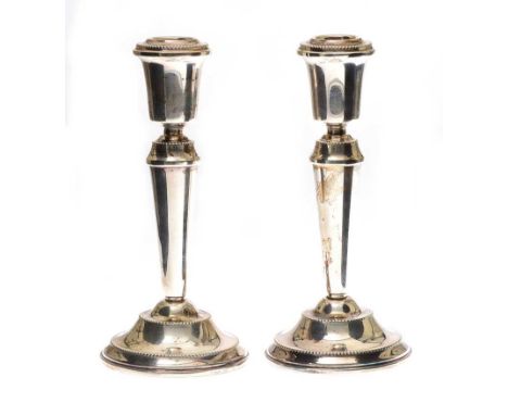 PAIR OF ENGINE TURNED SILVER CANDLESTICKS.BIRMINGHAM 1939.HEIGHT: 7 INCHES.