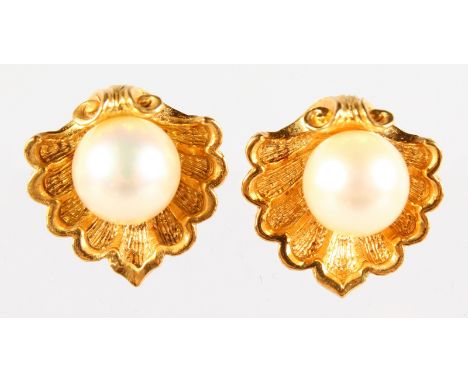 GARRARD & CO YELLOW GOLD SHELL AND PEARL EARRINGS.