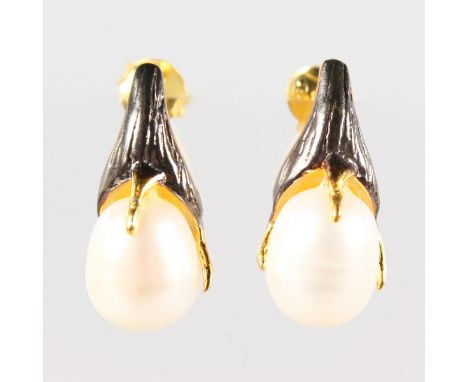 A PAIR OF SILVER AND GOLD PLATED PEARL EARRINGS.