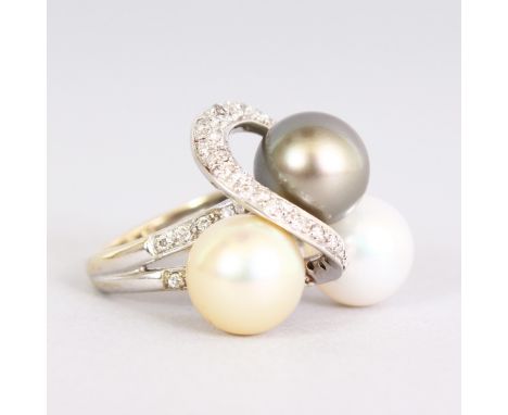 AN UNUSUAL PEARL DRESS RING set with three South Sea pearls, natural, gold and grey in colour, the pearls are set within an 1