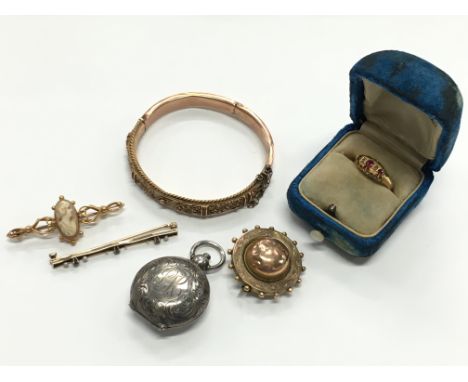 A mixed lot containing an 9 carat gold bangle (af), an 18 carat gold ruby and diamond ring (af), a 9 carat gold Cameo brooch 