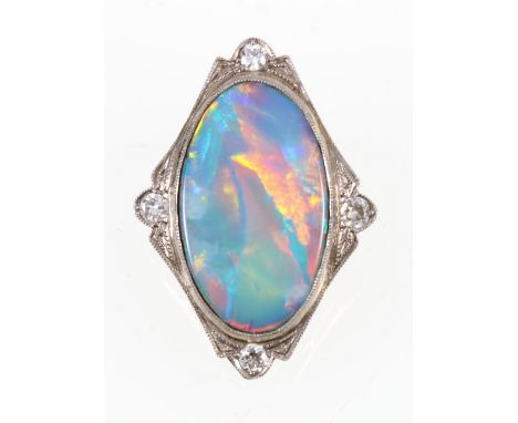 9ct white gold opal and diamond ear clip. 5.2g