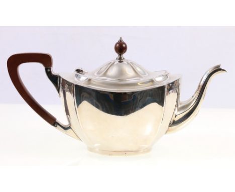 Silver teapot, of serpentine oval form, Birmingham 1931, 595g.