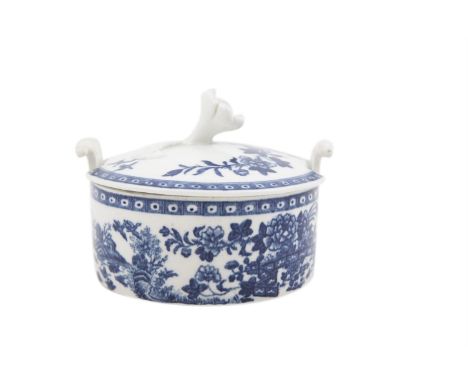 AN 18TH WORCESTER PORCELAIN SUCRE AND COVER, decorated in blue and white with peony fence pattern, the shaped circular top wi