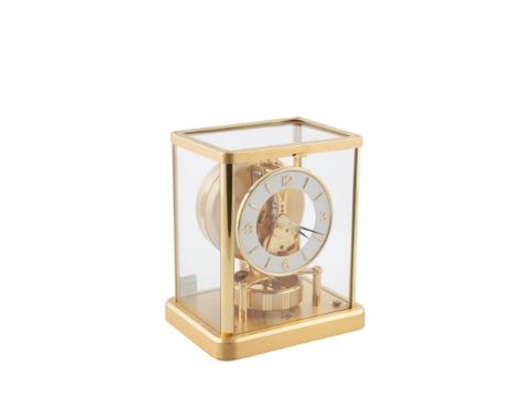 AN ATMOS MANTLE CLOCK BY JAEGER LE COULTRE, in fitted case, with clear glass top and side panels, rounded dial, numbered on t