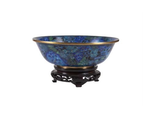 A JAPANESE CLOISONNÉ ENAMEL CIRCULAR BOWL, with foliate decoration in blues and green, raised on a carved timber base. 26cm d