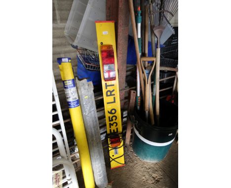 A yellow trailer light board