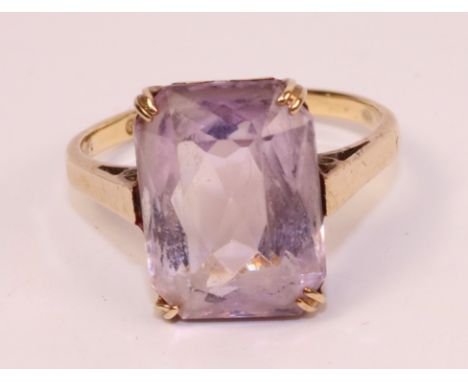 Amethyst gold ring hallmarked 9ct   Condition Report   Click here for further images, condition, auction times & delivery cos