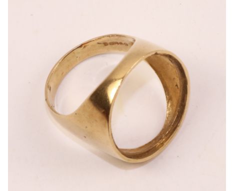 Sovereign mount gold ring hallmarked 9ct approx 5.5gm