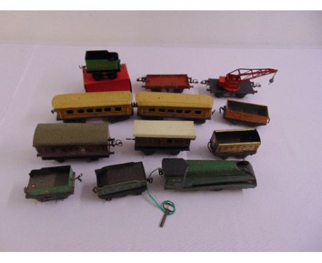 A quantity of playworn O gauge to include an engine and rolling stock (12)