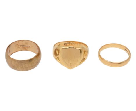 A 18ct signet ring stamped and makers mark 'RN' together with a 18ct yellow gold wedding band, stamped and a 9ct gold wedding