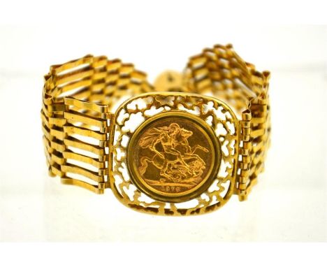 A 1978 gold sovereign set into a 9ct gold gate link bracelet with a heart shaped padlock clasp. Approx weight 22.7 grams.