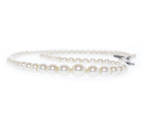 EDWARDIAN PEARL NECKLACEformed by graduated spherical white pearls, the largest 6.5mm, the smallest 2.5mm, with a diamond set