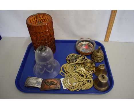 Tray of mixed items to include a range of horse brasses, brass bells, light shades etc