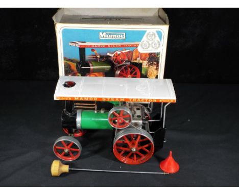 Mamod traction engine T.E.1A in original box, filler funnel and detachable steering mechanism , item appears in good to very 