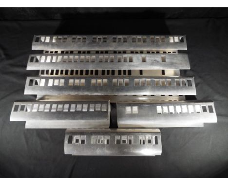 Model Railways - O gauge six metal coach bodies appear to be in excellent to near mint condition, Est £30 - £50.