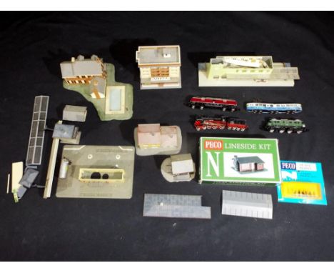 Model Railways - Peco, Arnold, Trix and others - N gauge, four unboxed locomotives with eight scenics buildings, items appear