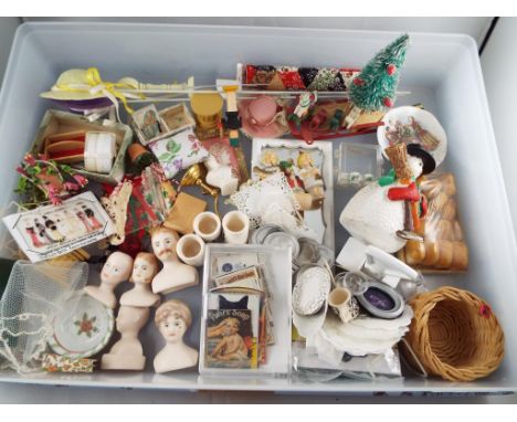 Dolls House accessories - a good mixed lot of dolls house accessories to include miniature Christmas items, small metal plate