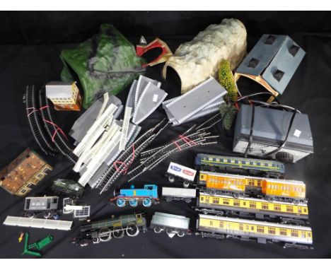 Model Railways - Hornby and Lima OO gauge - a good mixed lot comprising six coaches, four wagons, a GWR 4-6-0 steam locomotiv