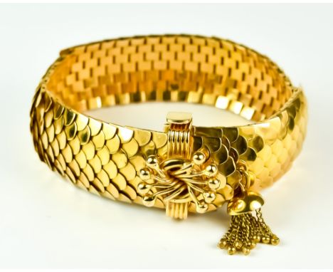 A 21ct Gold Bracelet in the Form of Fish Scales, Modern, 200mm x 20mm, gross weight 70g