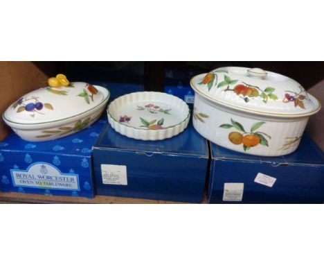 Various boxed Worcester Evesham Vale pattern items - as new