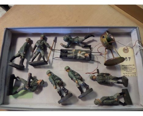 10 Elastolin German Army figures. Soldier with searchlight, soldier with heavy machine gun, wounded soldier on stretcher, 4 s