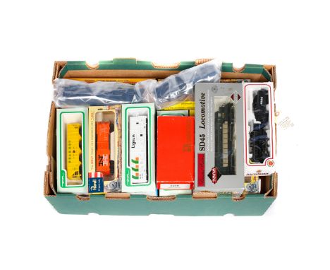 A quantity of HO model railway. All North American outline and by Lifelike Proto 2000 Series, Athearn, Bachmann, Rivarossi, R