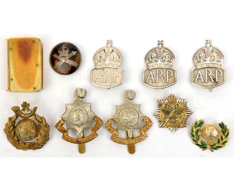 3 cap badges: R Sussex (2), RMLI (brooch pin); 3 sweetheart brooches: silver and tortoiseshell Machine Gun Corps, HM 1916, en